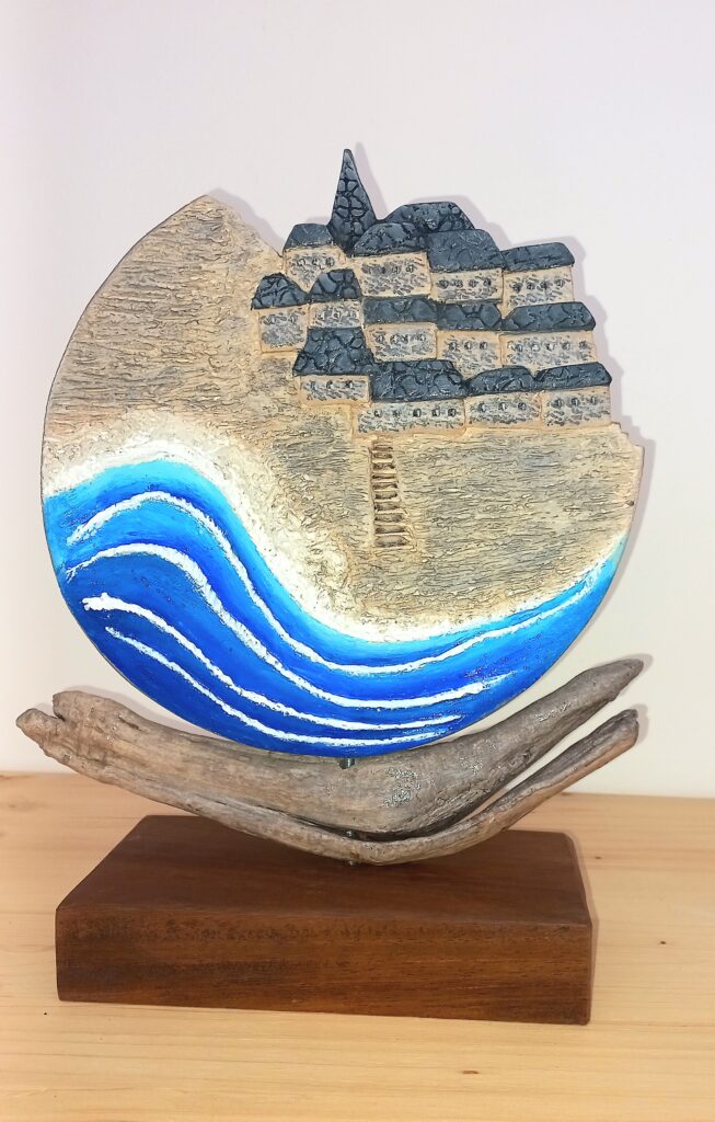 Paese corsu 33 cm ( grès blanc, acrylique, vernis 2025)